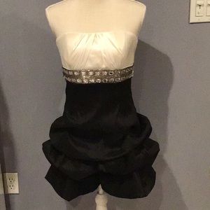 Dress size 7 (juniors)
